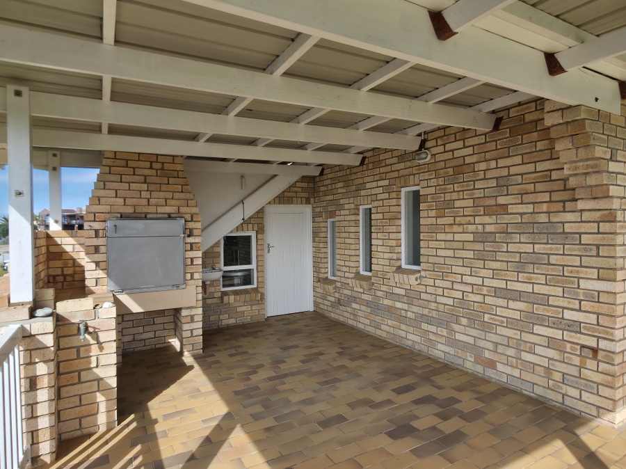 5 Bedroom Property for Sale in Wavecrest Eastern Cape
